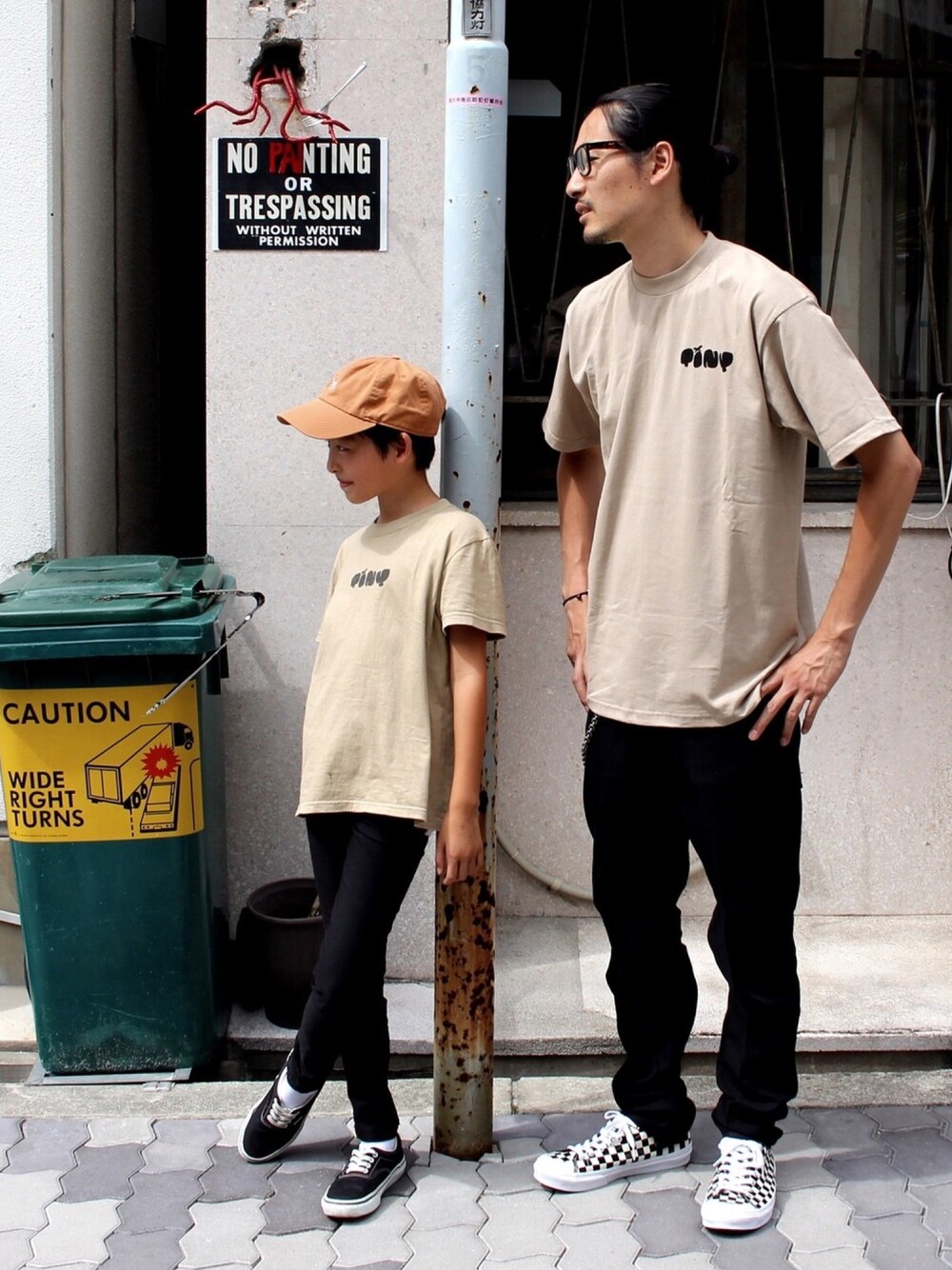 「ビックシルエット、スキニー、ストリート、streetstyle、スケータースタイル、リンクコーデ、キッズコーデ、ロゴT、チェッカーフラッグ祭り、VANS」｜「VANSのVANS ヴァンズ SIXTY SEVEN V67CHECKER 17SP BLK/WHT CHECK（スニーカー、ブラック系）」を使った、kaz(dubbing)さん（メンズ・180cm）の夏コーディネートの1枚目の写真