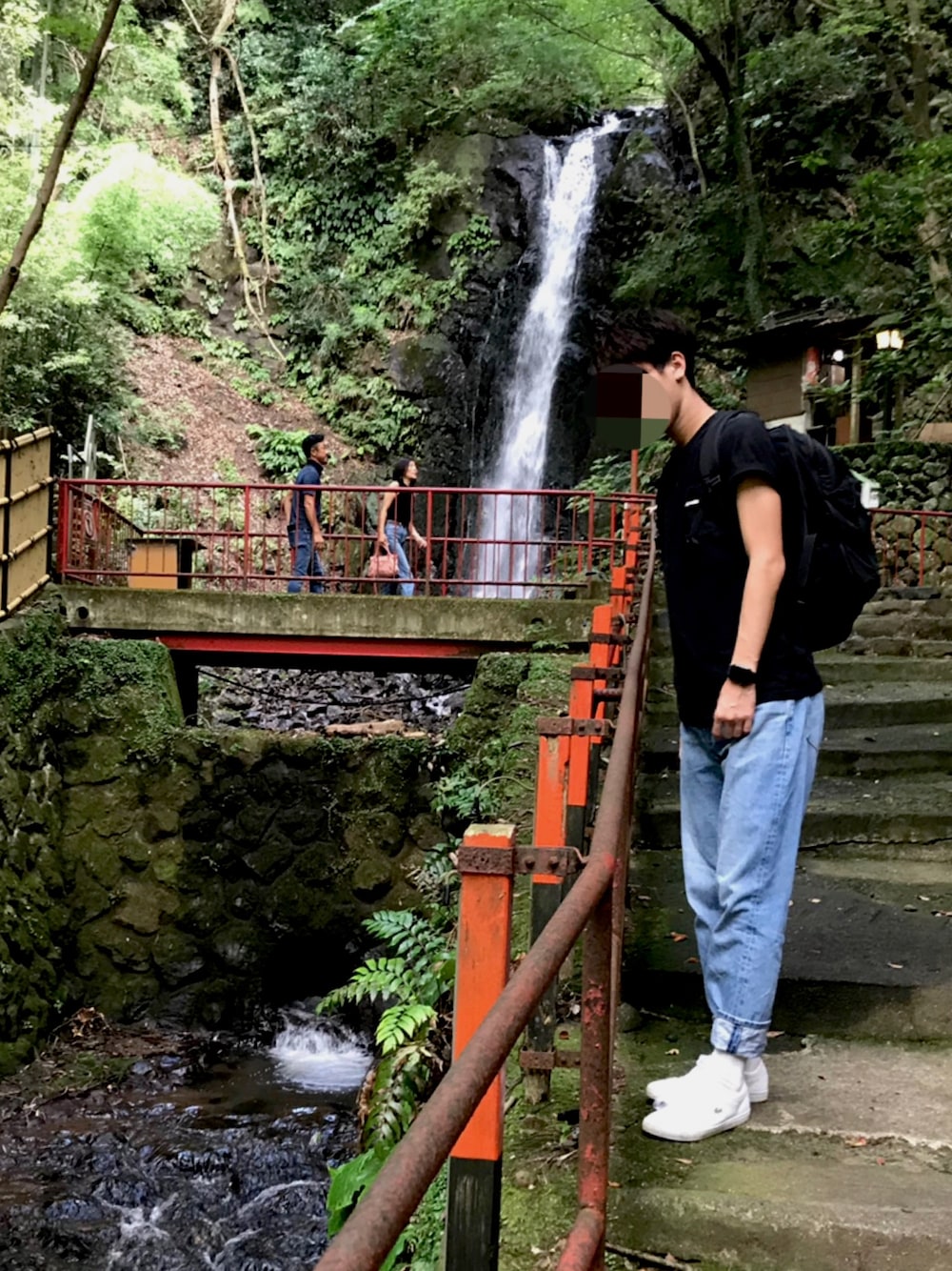 「熱海、湯河原、滝、旅行、UNIQLO、パタゴニア、ラコステ、Men's、コーデ、お洒落さんとつながりたい」｜「patagoniaのパタゴニア / メンズ・P-6ロゴ・レスポンシビリティー（Tシャツ/カットソー、ブラック系）」を使った、K_E_N_G_Oさん（メンズ・181cm）の秋コーディネートの1枚目の写真