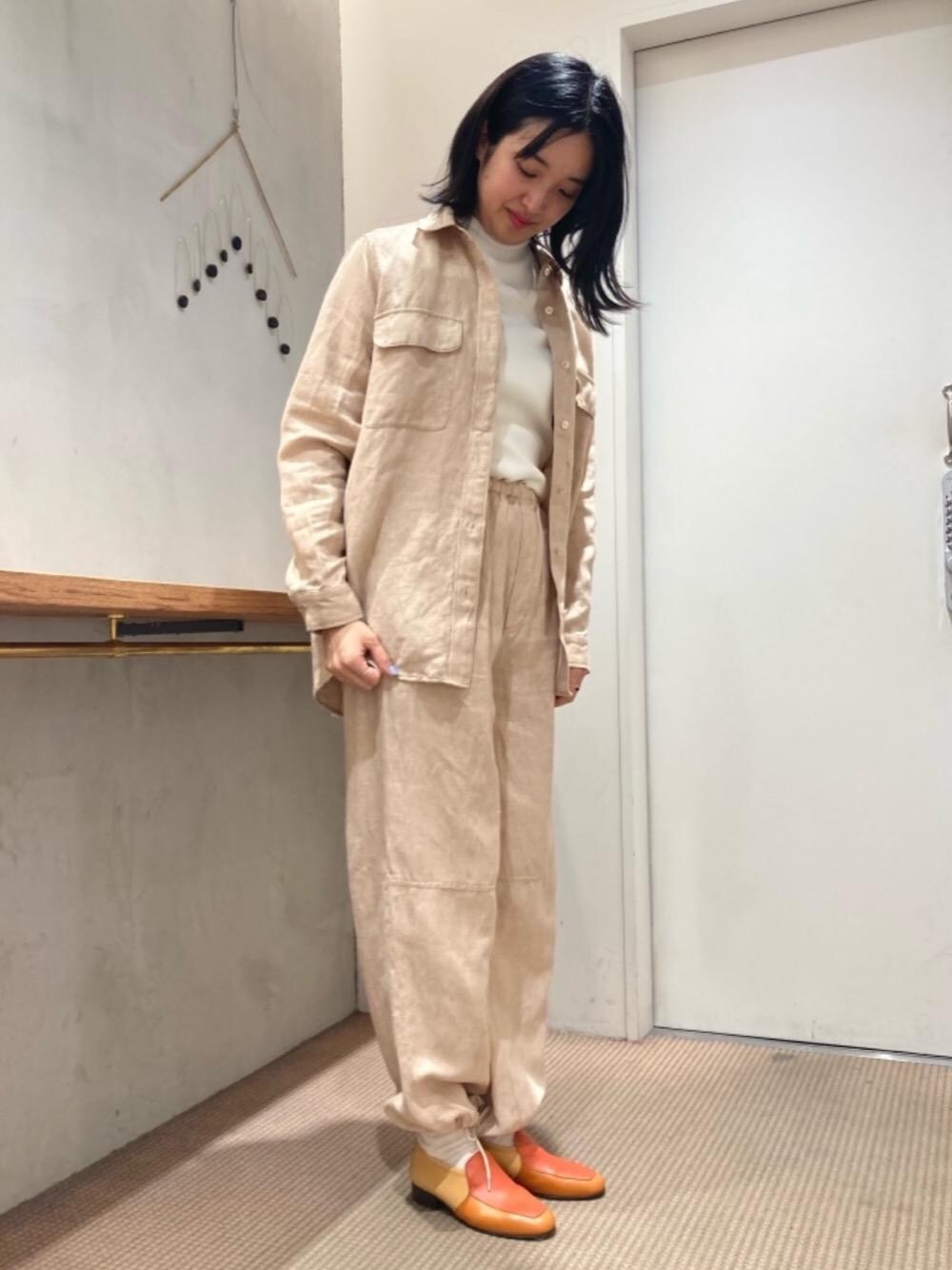 ベージュ系のシャツ/ブラウス、ベージュ系のその他パンツ、その他のモカシン/デッキシューズを着用したレディースの冬コーディネートの1枚目の写真