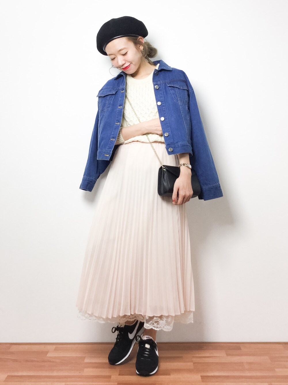 「ベレー帽、denim、スニーカーコーデ、ガーリー、Gジャン、プリーツスカート、カジュアルコーデ、ゆるコーデ、outfit、オトナカジュアル」｜「ADAM ET ROPE'のパイピングベレー（ハンチング/ベレー帽、ブラック系）」を使った、りっぴーさん（レディース・154cm）の冬コーディネートの1枚目の写真