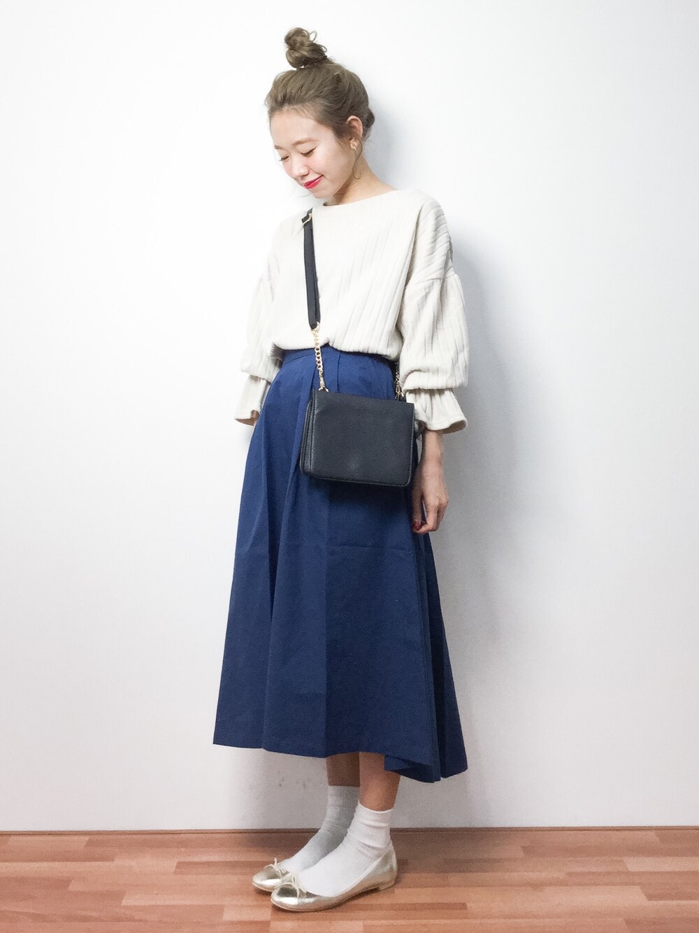 「スカート、ガーリー、バレエシューズ、リブニット、低身長、ゆるコーデ、outfit、おだんごヘアー、オトナ女子、チビーズ✳︎」｜「JEANASISのキモウワイドリブラッフルプルオーバー/742218 （Tシャツ/カットソー、ホワイト系）」を使った、りっぴーさん（レディース・154cm）の冬コーディネートの1枚目の写真