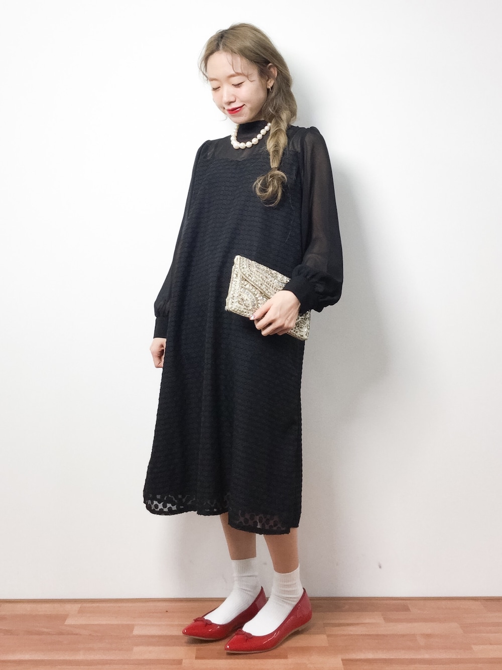 ブラック系のワンピース、レッド系のバレエシューズを着用したレディースの冬コーディネートの1枚目の写真