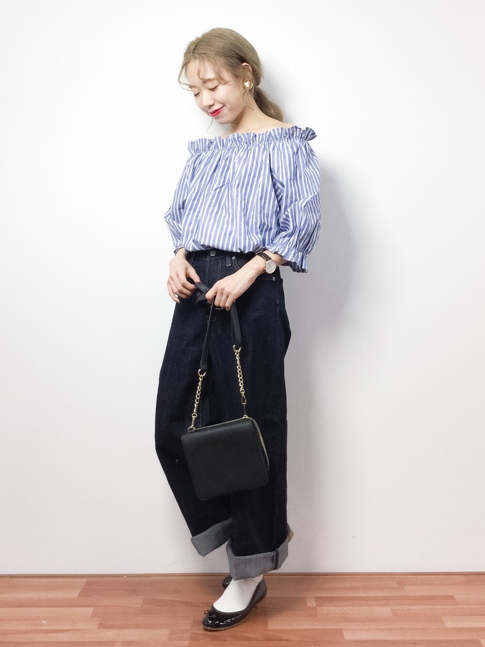 「ブラウス、ストライプ、ガーリー、デニムパンツ、春コーデ、ゆるコーデ、outfit、オトナカジュアル、オトナガーリー、チビーズ✳︎」｜「coca（coca）の＜再入荷＞フリルストライプオフショルダートップス（シャツ/ブラウス、ブルー系）」を使った、りっぴーさん（レディース・154cm）の春コーディネートの1枚目の写真