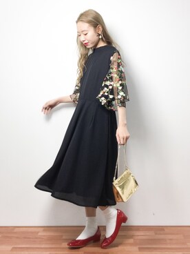 A ZOZOTOWN employee りっぴー is wearing merlot plus "花刺繍レーススリーブワンピース5949"