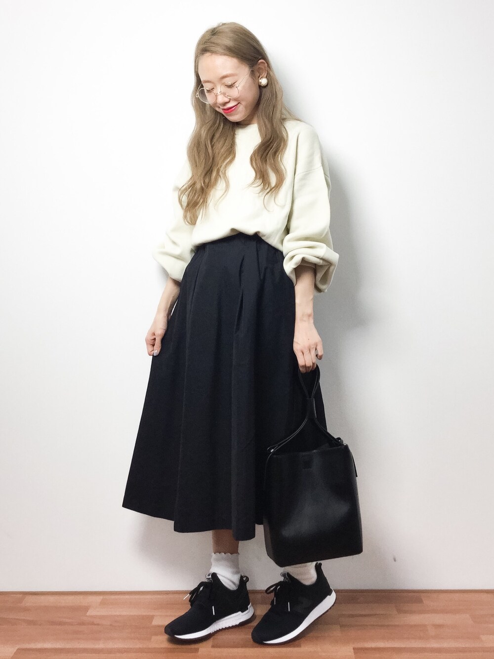 「スニーカー、ニット、スカート、めがね、春コーデ、低身長、ゆるコーデ、outfit、オトナカジュアル、オトナ女子」｜「KBFのKBF　スーパーボリュームスリーブニット（ニット/セーター、ベージュ系）」を使った、りっぴーさん（レディース・154cm）の春コーディネートの1枚目の写真