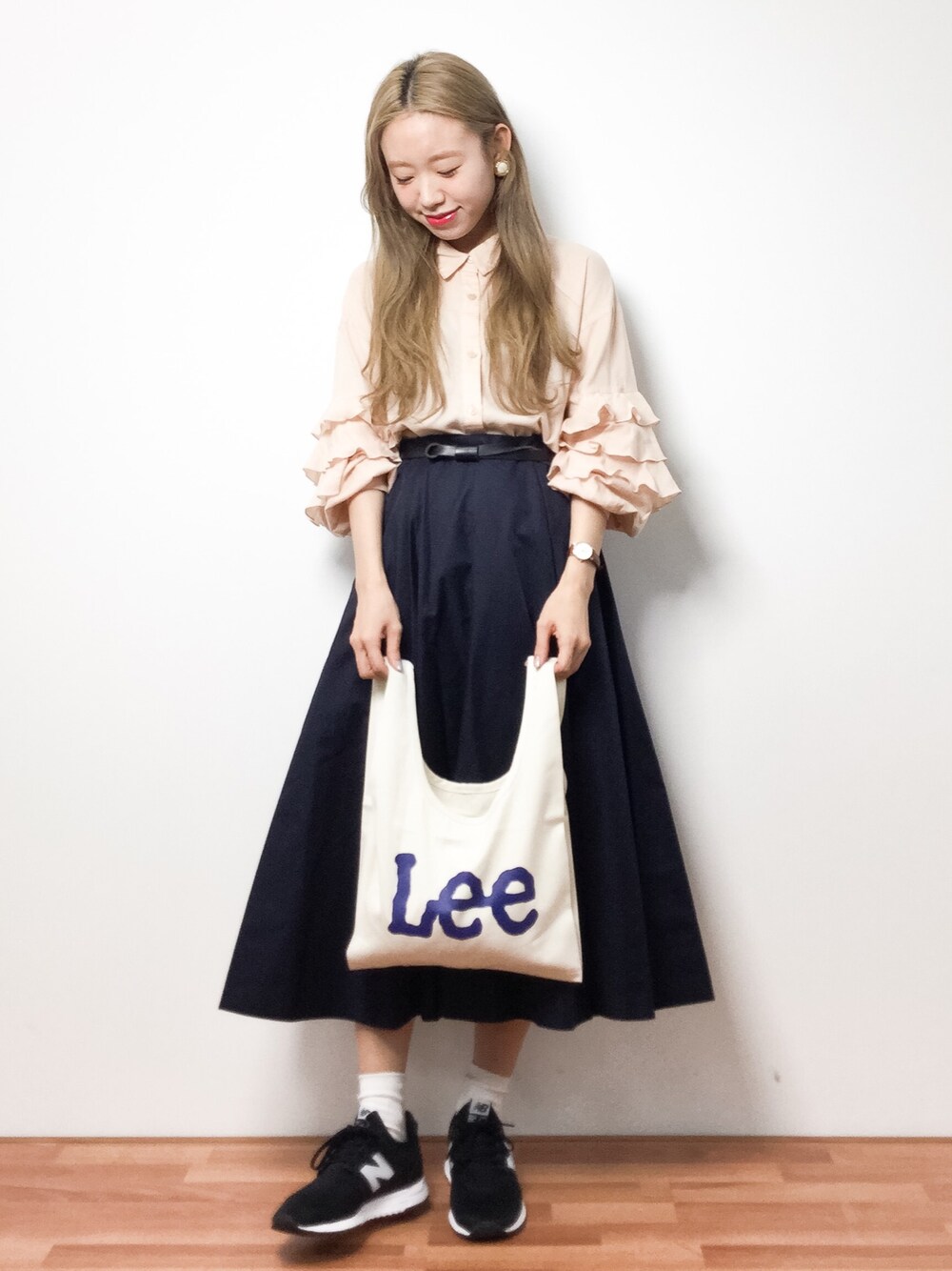 「ブラウス、トートバッグ、スカート、ピンク、フリル、スニーカーコーデ、春コーデ、低身長、オトナガーリー、オトナ女子」｜「SLOBE IENAのティアードスリーブブラウス◆（シャツ/ブラウス、ベージュ系）」を使った、りっぴーさん（レディース・154cm）の春コーディネートの1枚目の写真