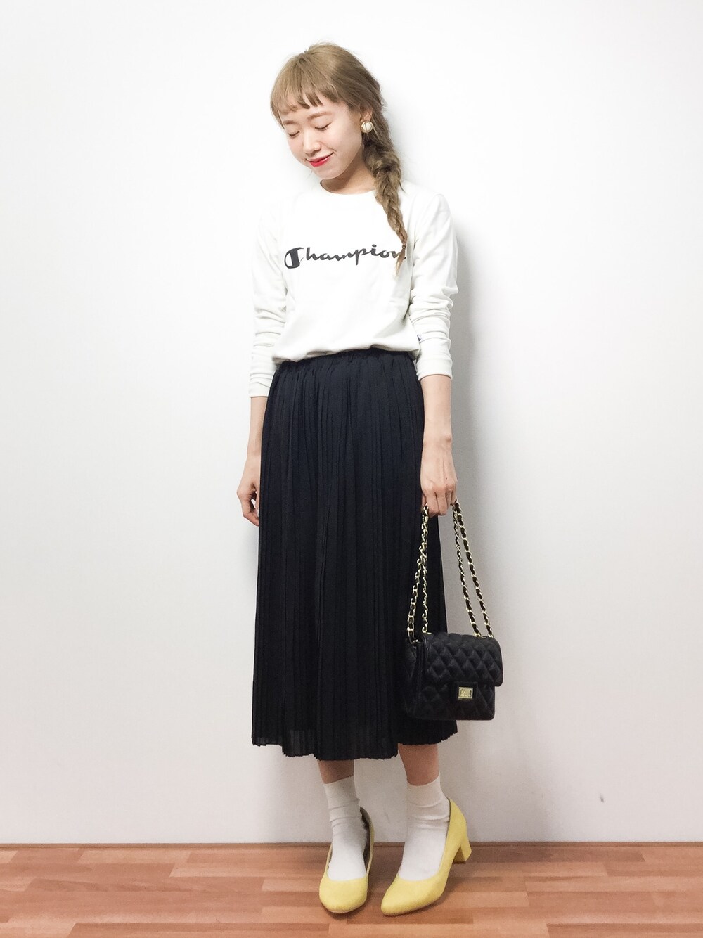 「シンプル、black、モノトーン、ガーリー、低身長、outfit、オトナカジュアル、オトナガーリー、チャンキーヒール、はるコーデ」｜「Championの【Champion/チャンピオン】クルーネックスウェットシャツ（スウェット、ホワイト系）」を使った、りっぴーさん（レディース・154cm）の春コーディネートの1枚目の写真