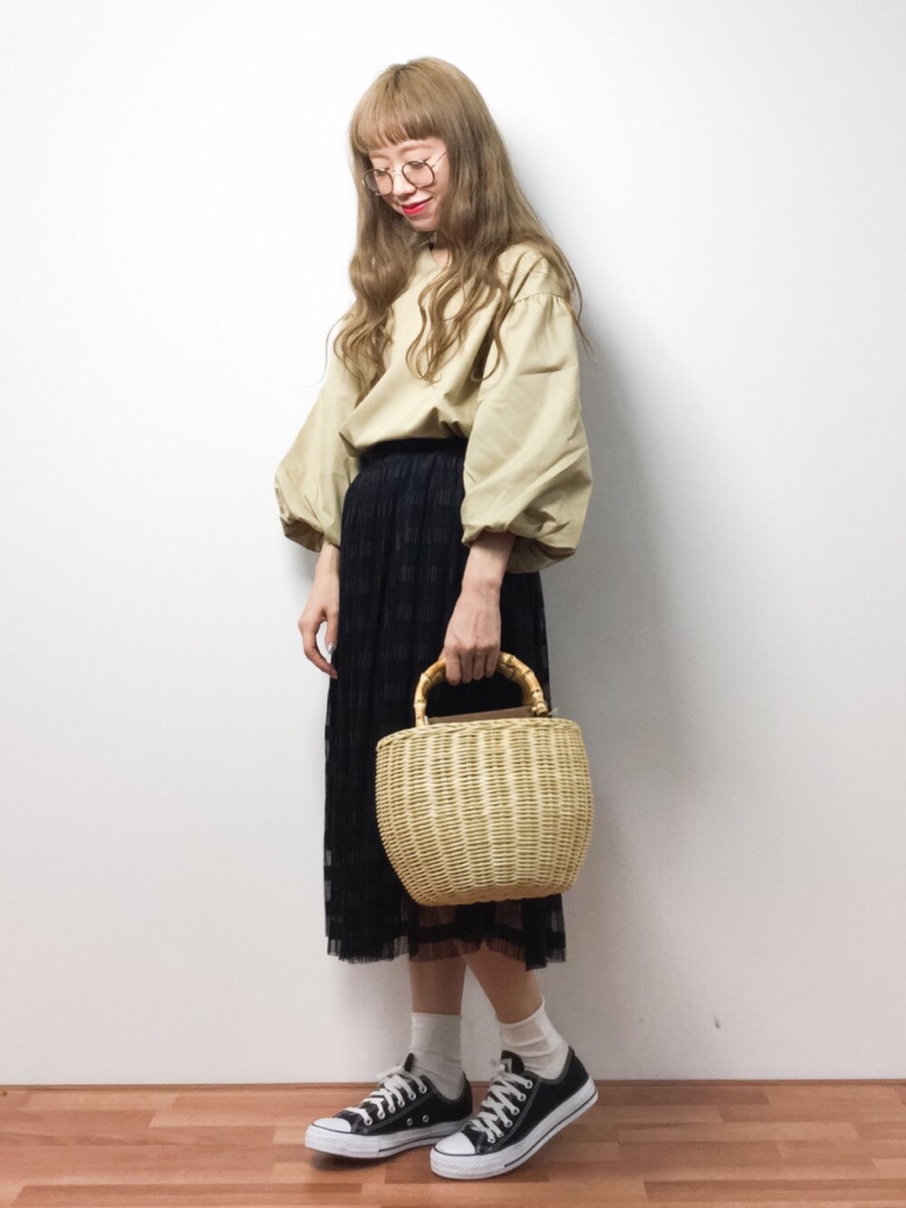 「コンバース、ブラウス、スカート、めがね、休日スタイル、かごバッグ、春コーデ、ピクニック、お花見、オトナカジュアル」｜「titivateのﾊﾞﾙｰﾝｽﾘｰﾌﾞﾌﾟﾙｵｰﾊﾞｰ（Tシャツ/カットソー、ベージュ系）」を使った、りっぴーさん（レディース・154cm）の春コーディネートの1枚目の写真