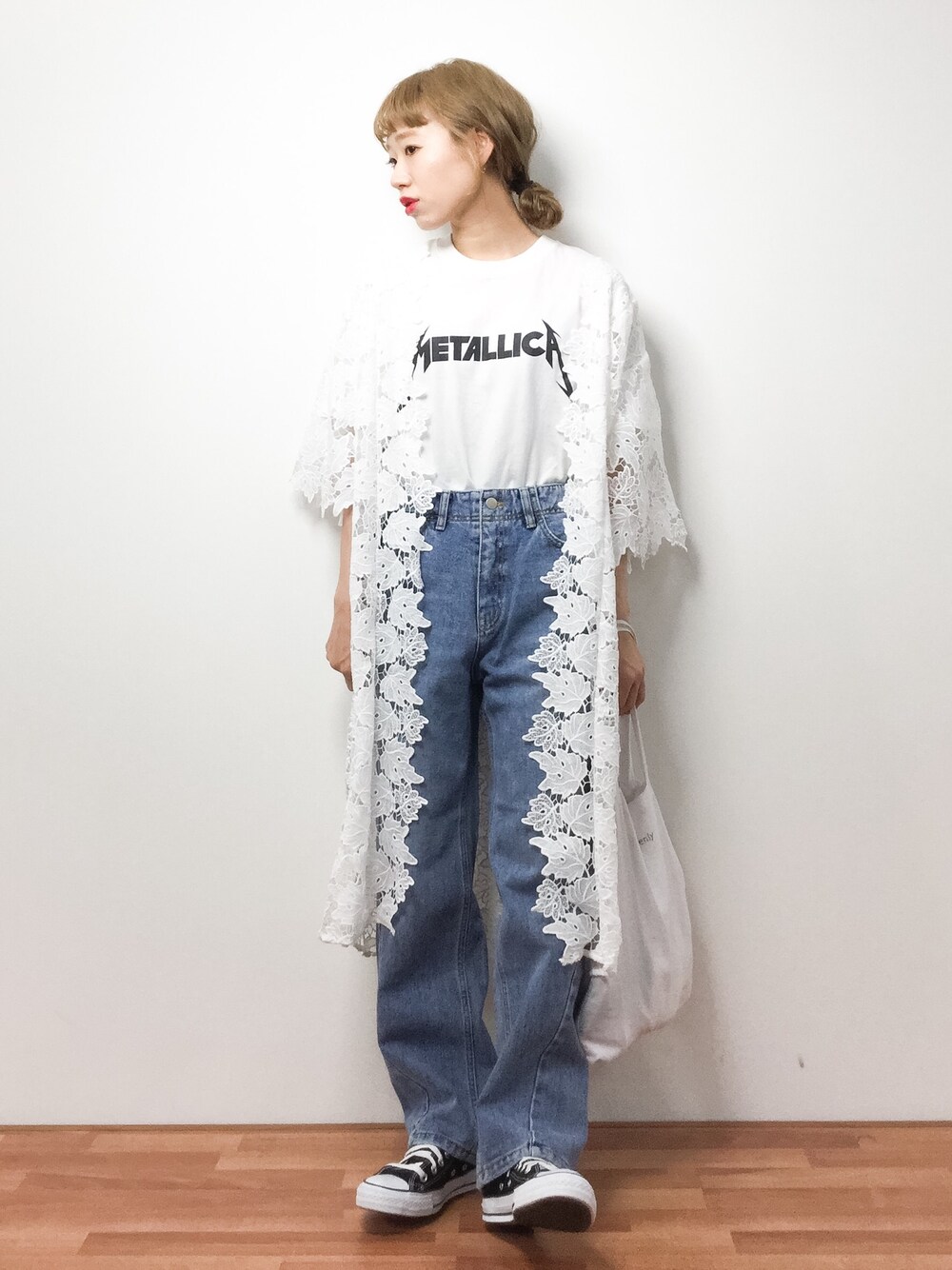 「デニム、コンバース、トートバッグ、カジュアル、Tシャツ、レース、ガウン、ワイドパンツ、春コーデ、白Tシャツ」｜「FREE'S MARTのドロップＳ　ＲｏｃｋＴｅｅ（Tシャツ/カットソー、ホワイト系）」を使った、りっぴーさん（レディース・154cm）の春コーディネートの1枚目の写真