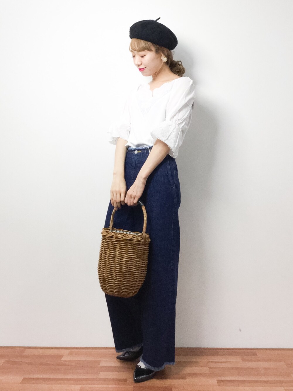 ホワイト系のTシャツ/カットソー、ブルー系のデニムパンツ、その他のかごバッグを着用したレディースの春コーディネートの1枚目の写真