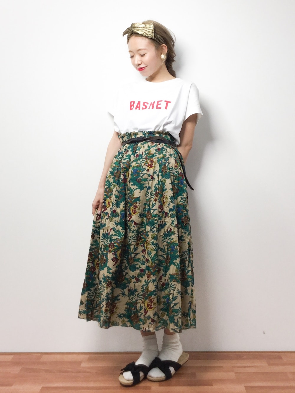 「スカート、ロゴT、ヘアバンド、Tシャツ、靴下屋、summer、サンダル、白Tシャツ、outfit、オトナガーリー」｜「caphのゴールドプリーツ　ヘアバンド（ヘアバンド、ゴールド系）」を使った、りっぴーさん（レディース・154cm）の春コーディネートの1枚目の写真