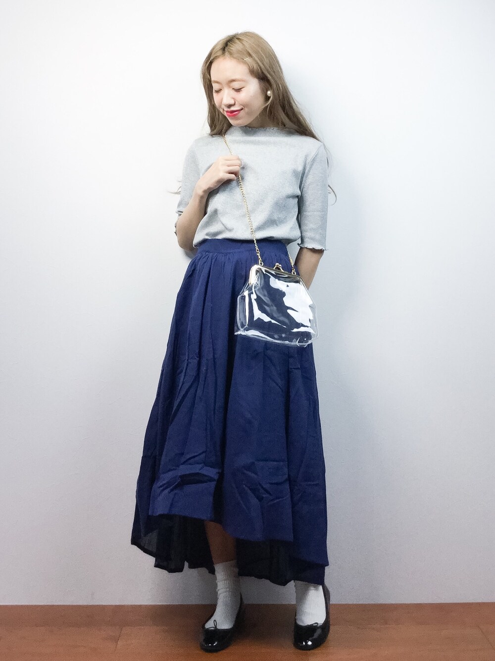 グレー系のTシャツ/カットソー、ブルー系のスカート、その他のショルダーバッグを着用したレディースの夏コーディネートの1枚目の写真