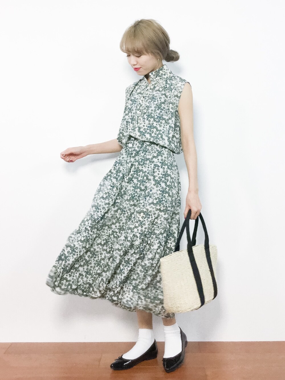 「ワンピース、夏、ガーリー、バレエシューズ、休日コーデ、ootd、かごバッグ、ノースリーブ、オトナ女子、チビーズ✳︎」｜「RAY CASSINのノースリ花柄ワンピース（ワンピース、ホワイト系）」を使った、りっぴーさん（レディース・154cm）の夏コーディネートの1枚目の写真