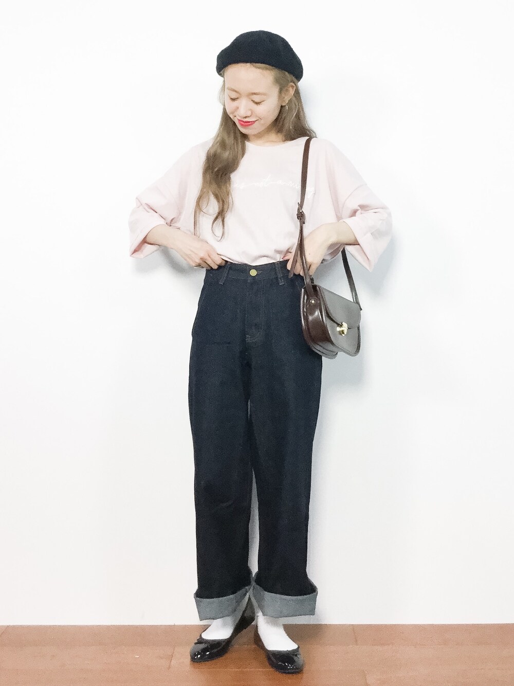 「デニム、ピンク、ベレー帽、denim、Tシャツ、バレエシューズ、休日コーデ、パンツスタイル、低身長、オトナカジュアル」｜「recaの筆記体 刺繍ロゴTシャツ（Tシャツ/カットソー、ピンク系）」を使った、りっぴーさん（レディース・154cm）の夏コーディネートの1枚目の写真