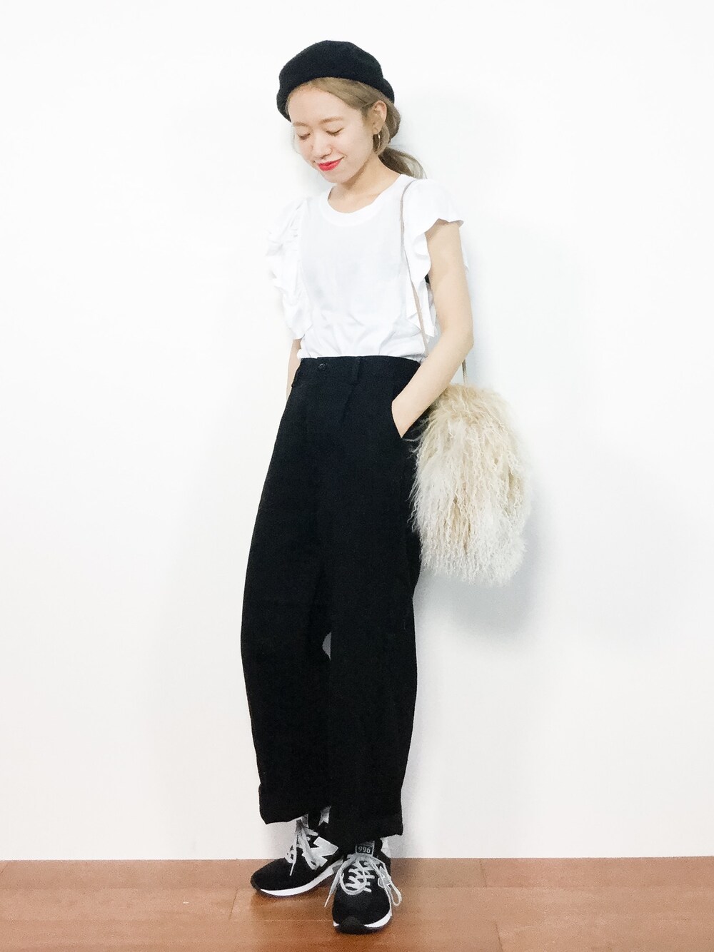 「スニーカー、ブラウス、シンプル、black、ベレー帽、モノトーン、フリル、ワイドパンツ、モノトーンコーデ、夏コーデ」｜「coca（coca）のたっぷり袖フリルコットンカットソー（Tシャツ/カットソー、ホワイト系）」を使った、りっぴーさん（レディース・154cm）の夏コーディネートの1枚目の写真