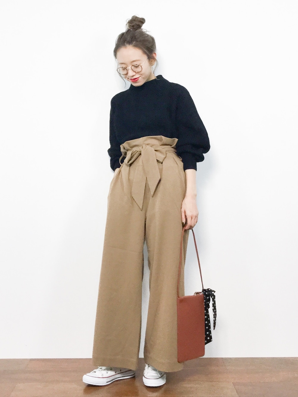 「ニット、コンバース、ベージュ、めがね、黒、休日スタイル、ワイドパンツ、秋服、おだんごヘアー、秋コーデ」｜「titivateのﾎﾞﾄﾙﾈｯｸﾆｯﾄﾌﾟﾙｵｰﾊﾞｰ（ニット/セーター、ブラック系）」を使った、りっぴーさん（レディース・154cm）の秋コーディネートの1枚目の写真