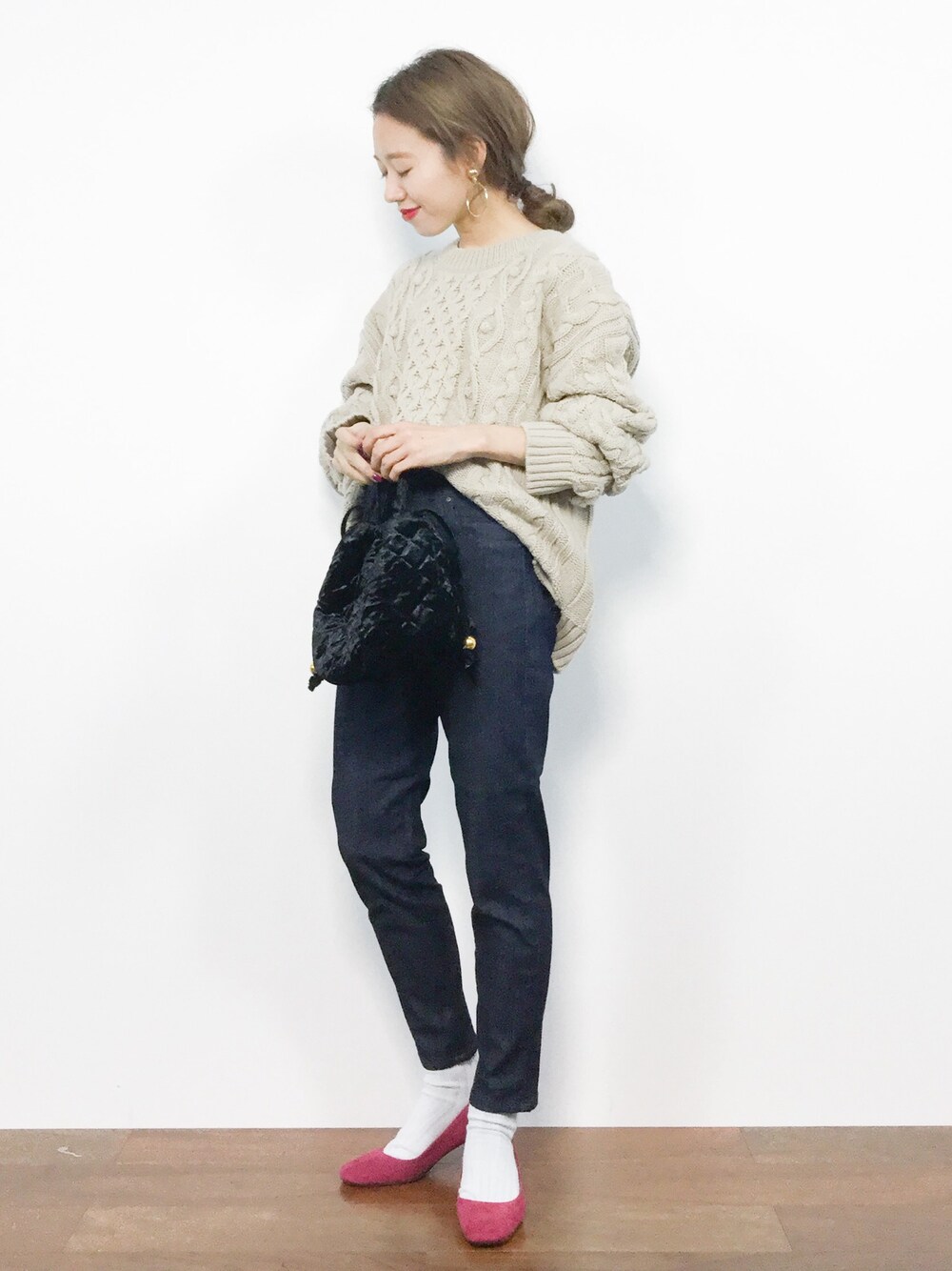 「ニット、デニム、シンプル、ピンク、ベージュ、黒、トップス、大人カジュアル、秋服、秋コーデ」｜「LOWRYS FARMのケーブルポンポンＬＳ　761197 （ニット/セーター、ベージュ系）」を使った、りっぴーさん（レディース・154cm）の秋コーディネートの1枚目の写真