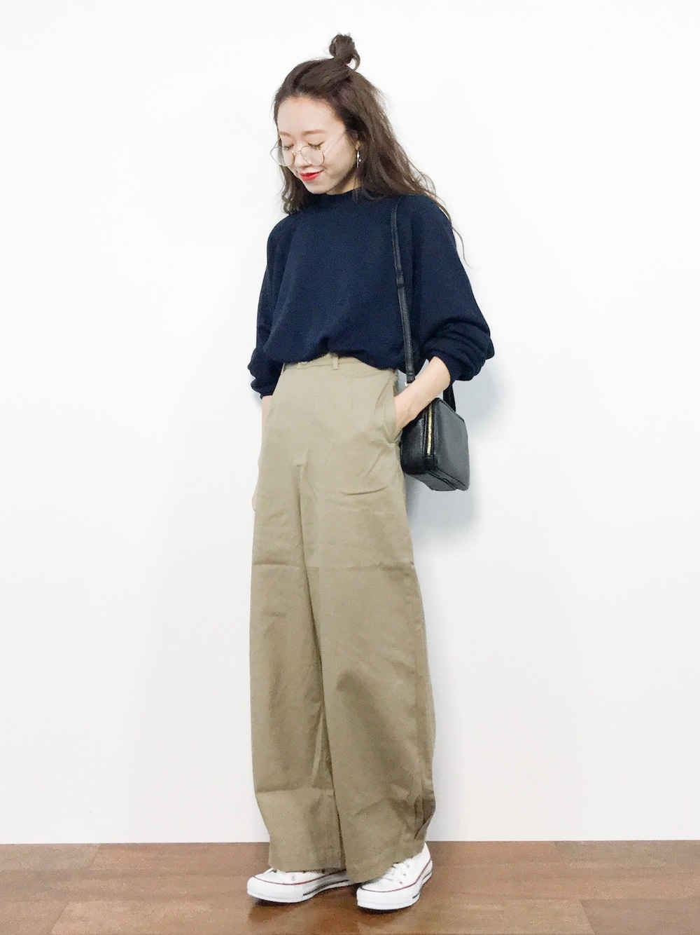 「スウェット、カジュアル、ベージュ、ネイビー、めがね、トレーナー、ヘアアレンジ、ワイドパンツ、秋服、秋コーデ」｜「koeのビックシルエット 裏毛袖ボリュームスウェット（スウェット、ブルー系）」を使った、りっぴーさん（レディース・154cm）の秋コーディネートの1枚目の写真