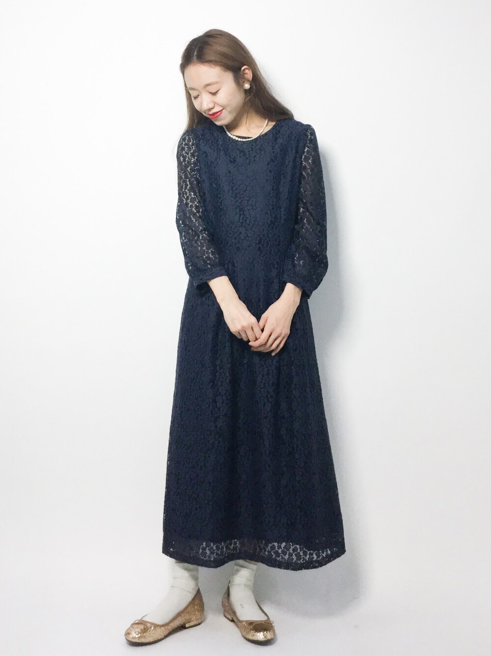 ブルー系のワンピース、ゴールド系のバレエシューズを着用したレディースの秋コーディネートの1枚目の写真