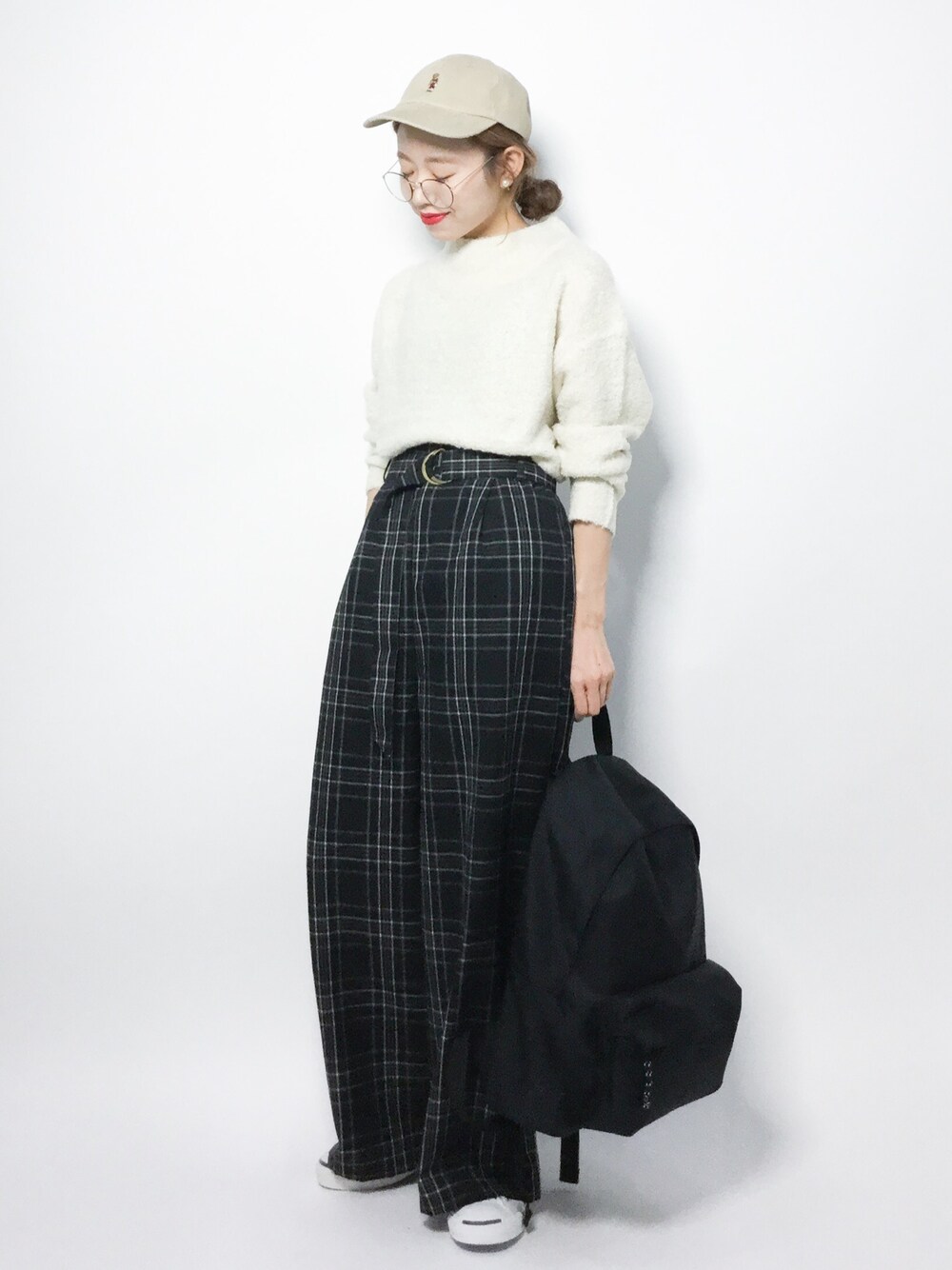 「チェック、ニット、コーデュロイ、ベージュ、キャップ、めがね、ワイドパンツ、チェックパンツ、メンズライク、白ニット」｜「FREAK'S STOREのコーデュロイ ベア ベースボールキャップ（キャップ、ベージュ系）」を使った、りっぴーさん（レディース・154cm）の秋コーディネートの1枚目の写真