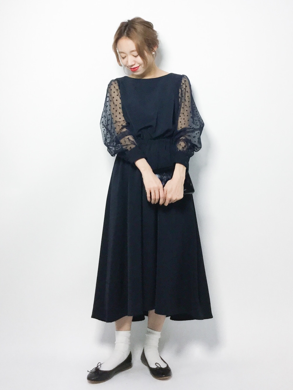 ブルー系のドレスを着用したレディースの秋コーディネートの1枚目の写真