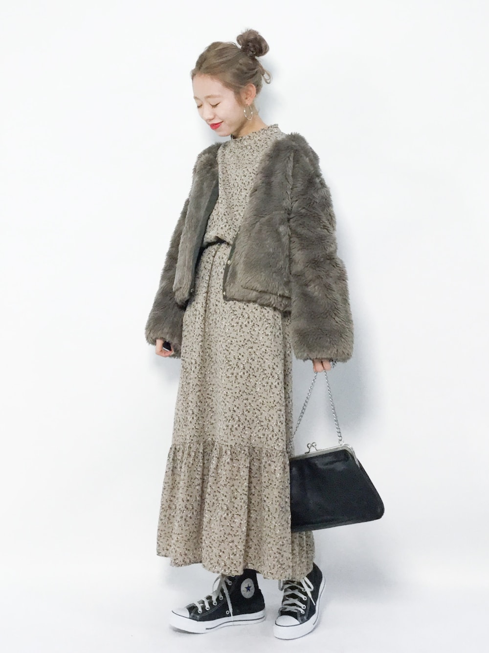 「コート、スニーカー、アウター、ワンピース、花柄、converse、冬コーデ、ファーコート、カジュアルガーリー、おだんごヘアー」｜「select MOCAの【2017A/W】MA-1ネオミリタリーミディアム丈長袖フェイクファージャケット（ノーカラージャケット、ブラウン系）」を使った、りっぴーさん（レディース・154cm）の冬コーディネートの1枚目の写真
