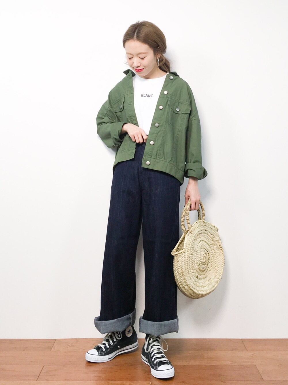 「デニム、コンバース、アウター、ミリタリー、Tシャツ、カーキ、スプリングコート、春コーデ、低身長、お花見」｜「Discoat Parisienの【WEB限定】後ろレースアップ抜き衿ジャケット（デニムジャケット、グリーン系）」を使った、りっぴーさん（レディース・154cm）の春コーディネートの1枚目の写真