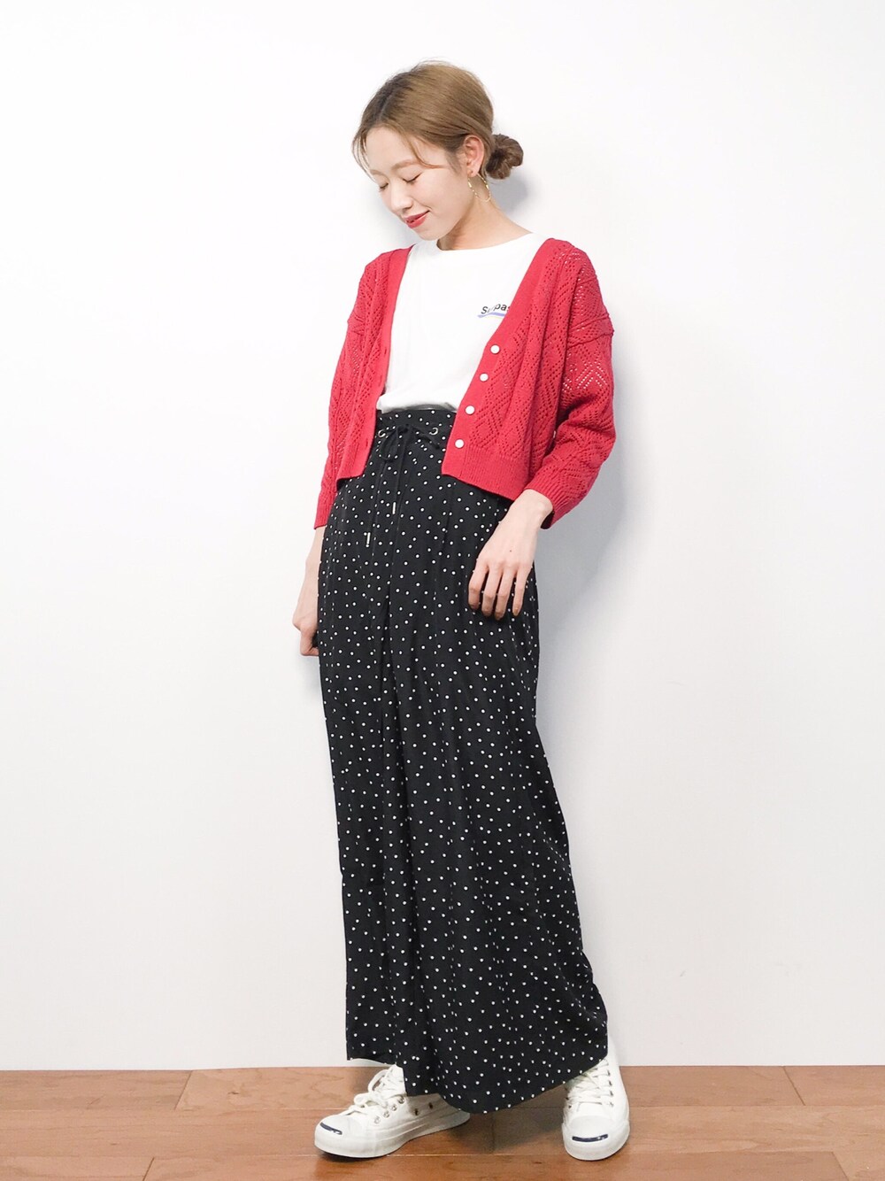「カーディガン、シンプル、夏、Tシャツ、ドット、赤、大人カジュアル、ワイドパンツ、春コーデ、低身長」｜「LOWRYS FARMのスカシショートカーディガン　790226 （カーディガン/ボレロ、レッド系）」を使った、りっぴーさん（レディース・154cm）の春コーディネートの1枚目の写真
