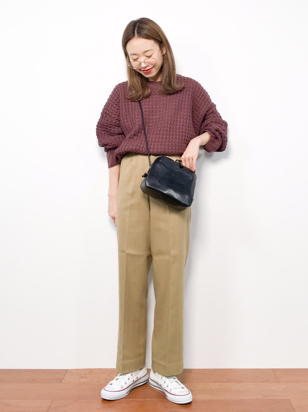 「ニット、コンバース、ベージュ、めがね、大人カジュアル、ワイドパンツ、ブラウン、休日コーデ、低身長、秋コーデ」｜「kutirのワッフル編みニット（ニット/セーター、ブラウン系）」を使った、りっぴーさん（レディース・154cm）の秋コーディネートの1枚目の写真