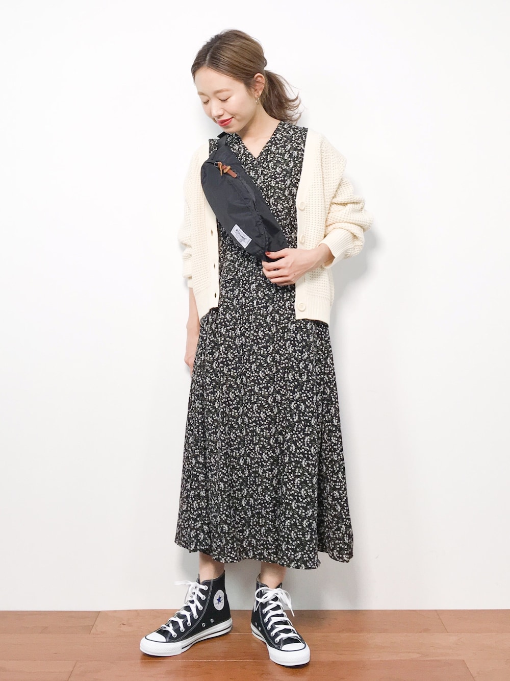 「カーディガン、ニット、コンバース、ワンピース、花柄、低身長、ハイカット、ボディバッグ、ウエストポーチ、秋」｜「GLOBAL WORKの5ゲージワッフルアミカーディガン/803771（カーディガン/ボレロ、ホワイト系）」を使った、りっぴーさん（レディース・154cm）の秋コーディネートの1枚目の写真