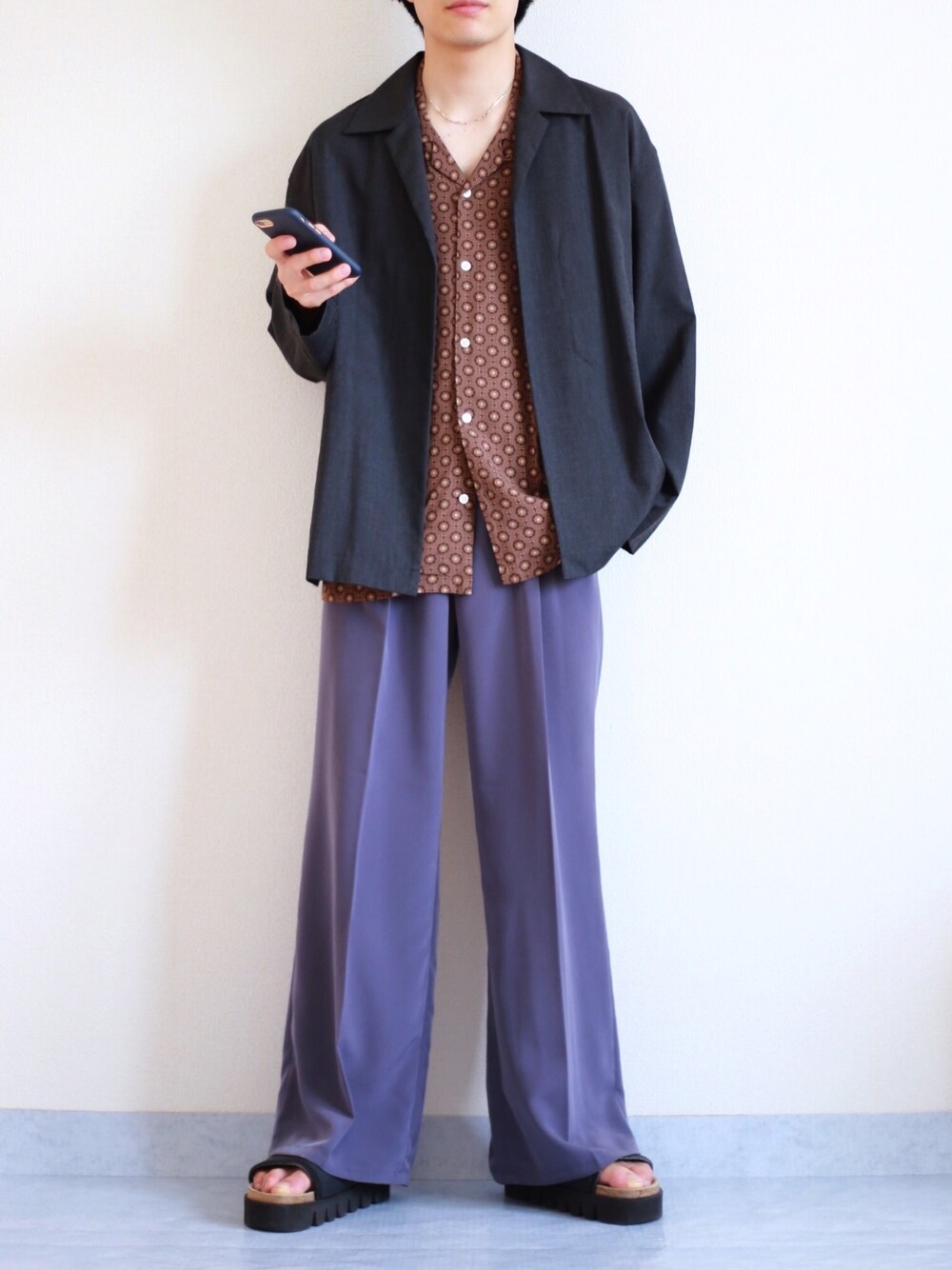 グレー系のシャツ/ブラウス、ベージュ系のシャツ/ブラウス、パープル系のその他パンツを着用したメンズの夏コーディネートの1枚目の写真