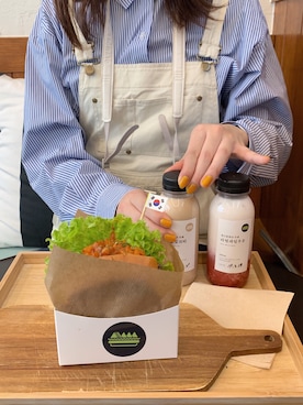 「カフェ巡り」｜「アイテム（サロペット/オーバーオール）」を使った、ゆかぽんさん（レディース・163cm）の春コーディネート