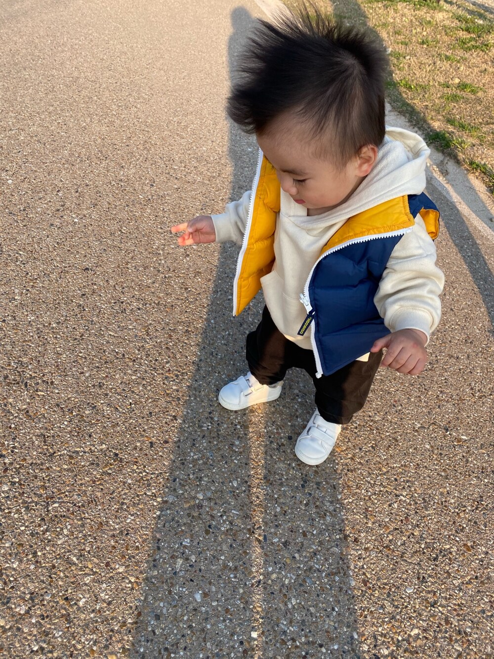 「カジュアル、おしゃれさんと繋がりたい、プチプラ、おとこのこ、kids、むすこーで」｜「petit mainのアイテム（パーカー、ベージュ系）」を使った、rito☆さん（キッズ・60cm）の春コーディネートの1枚目の写真