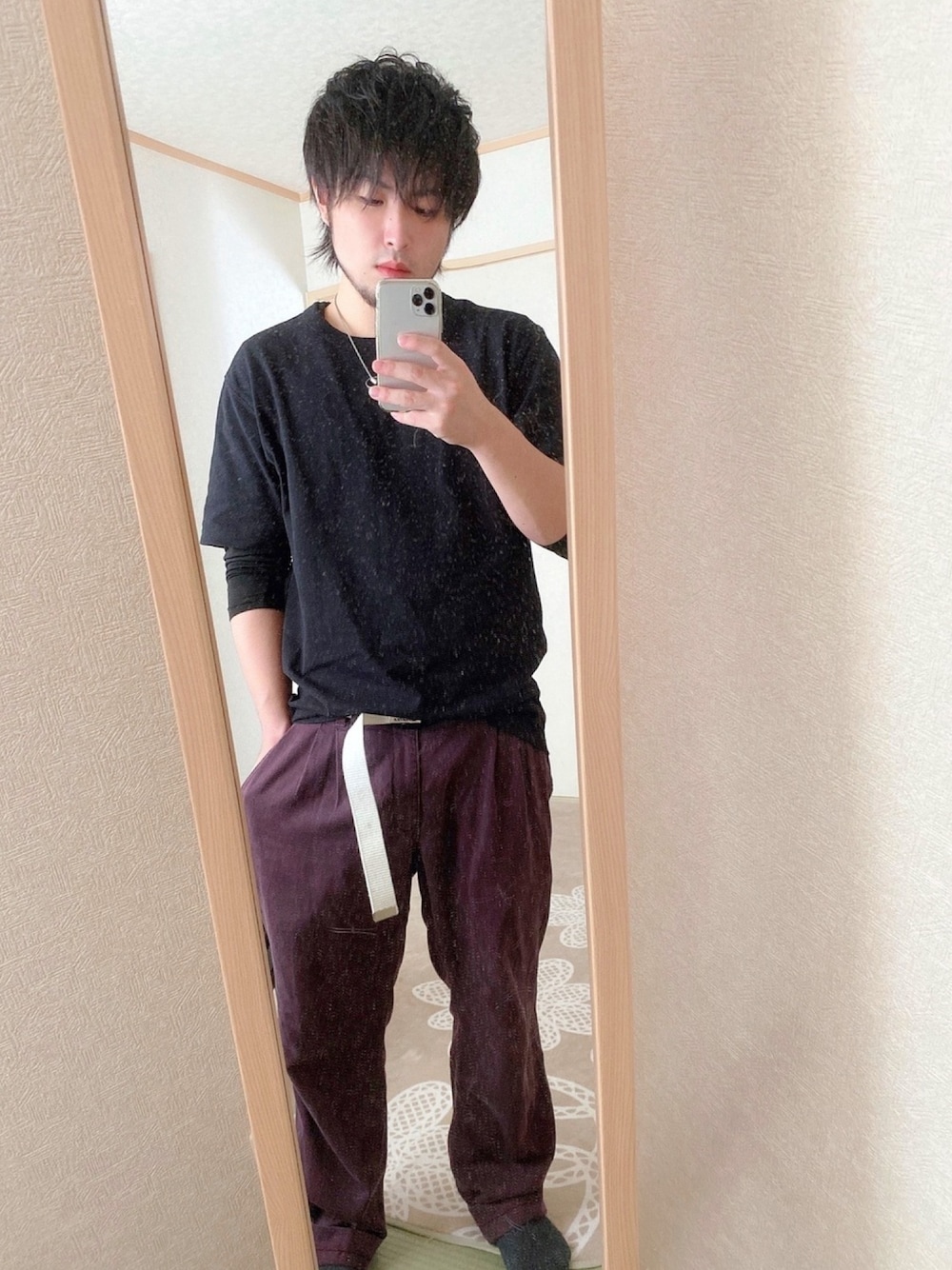 「初投稿、シンプル、王道、とりあえず、ちょっとそこまで、紫パンツ、パープル、紫」｜「UNIQLOのエアリズムコットンオーバーサイズTシャツ（5分袖）（Tシャツ/カットソー、ブラック系）」を使った、とむもんもんさん（メンズ・170cm）の秋コーディネートの1枚目の写真