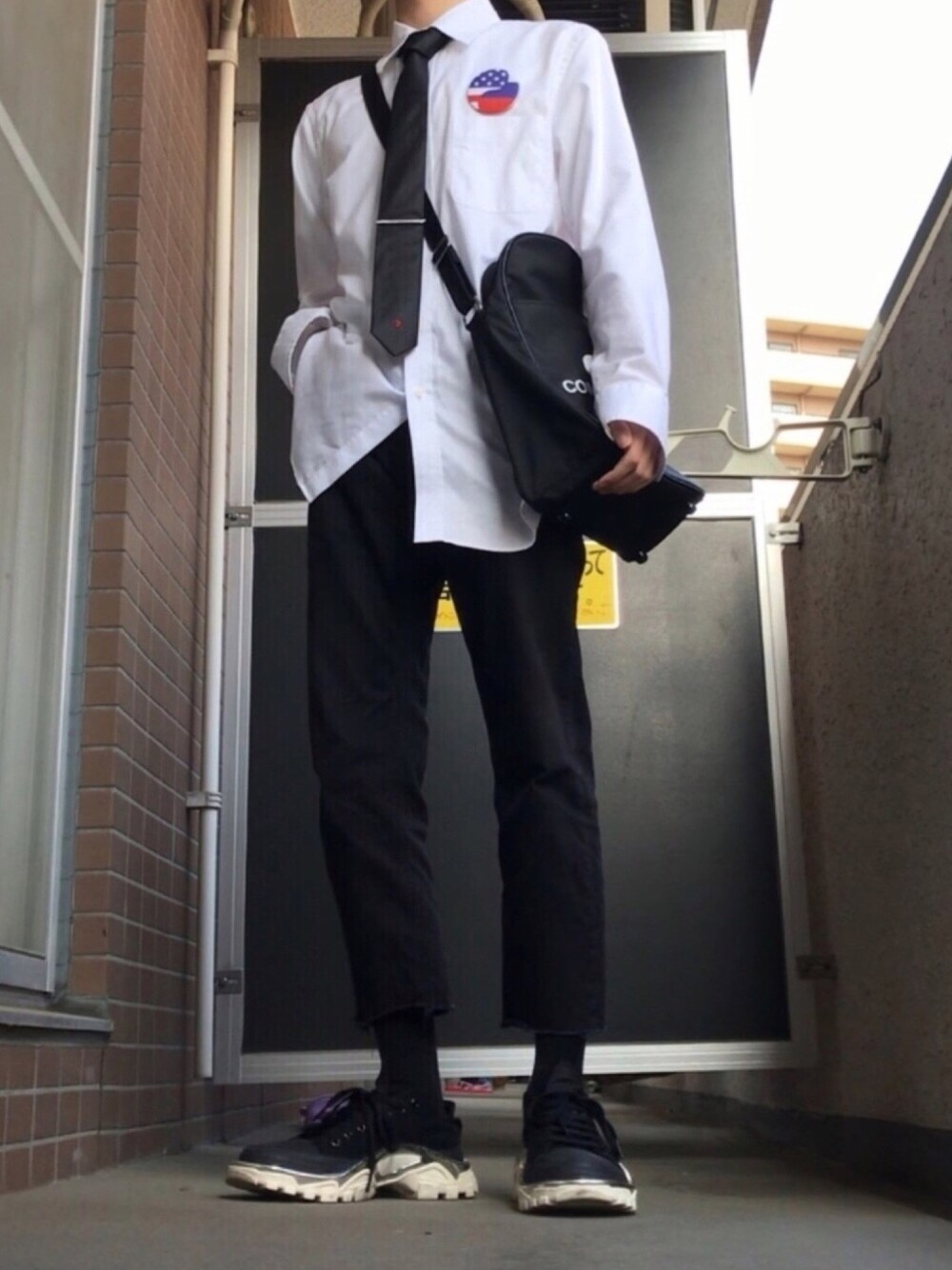 RAF SIMONS ブラック ネクタイ 赤シャツと黒いネクタイの自然のサイクル:マリン・サーレ ss'25