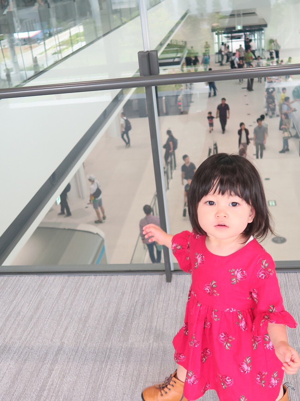 「babyGAPのアイテム（ワンピース/ドレス、レッド系）」を使った、nanaironmikoさん（キッズ・80cm）の秋コーディネートの1枚目の写真