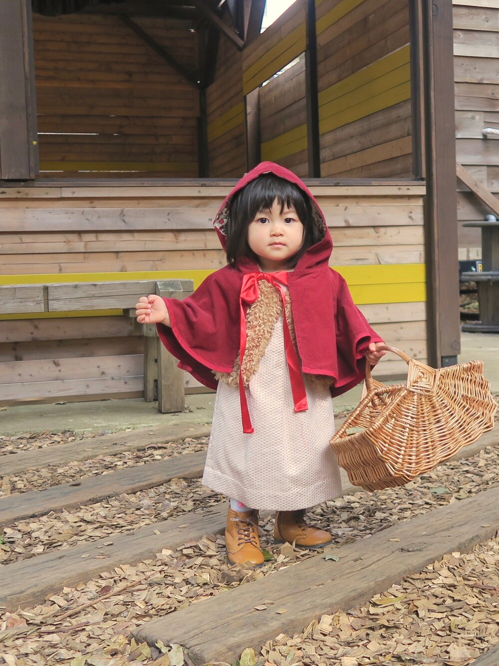 「wearhalloween2018」｜「petit mainのリボン付きシャギーボアベスト（ベスト、ベージュ系）」を使った、nanaironmikoさん（キッズ・80cm）の秋コーディネートの1枚目の写真