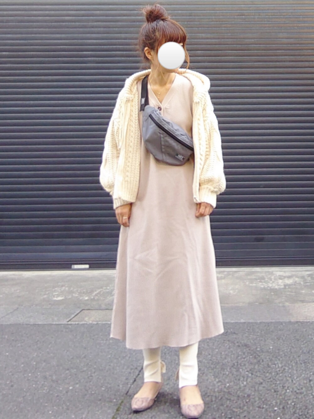 「ワンピース、nano universe、パーカー、レギンス、chacocloset、ワントーンコーデ、きれいめカジュアル、オトナ女子、大人カジュアル、ベージュコーデ」｜「NANO universeのフロントボタンワッフルワンピース（ワンピース、グレー系）」を使った、マルルン♪ さん（レディース・159cm）の秋コーディネートの1枚目の写真