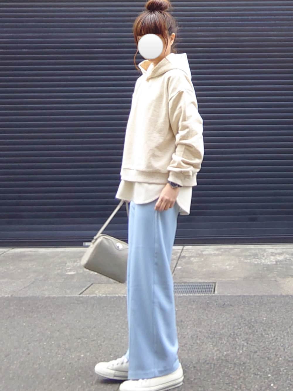 「パーカー、reca、ワイドパンツ、GU、シンプルコーデ、大人カジュアル、きれいめカジュアル、春コーデ、レイヤードスタイル、カラーパンツ」｜「recaのバックスリットパーカー（パーカー、ベージュ系）」を使った、マルルン♪ さん（レディース・159cm）の冬コーディネートの1枚目の写真