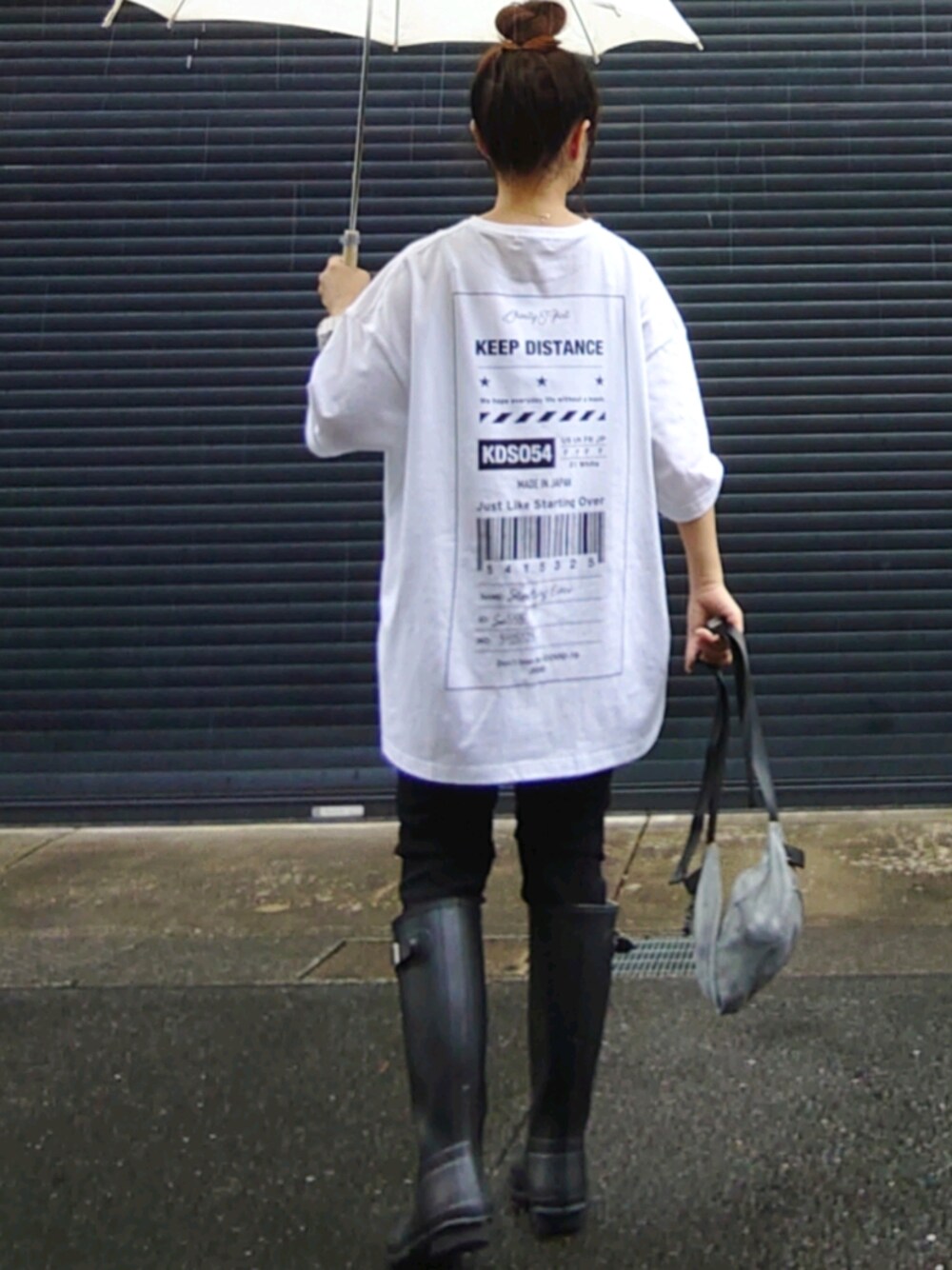 ホワイト系のTシャツ/カットソー、ブラック系のデニムパンツ、ブラック系のレインシューズを着用したレディースの夏コーディネートの1枚目の写真
