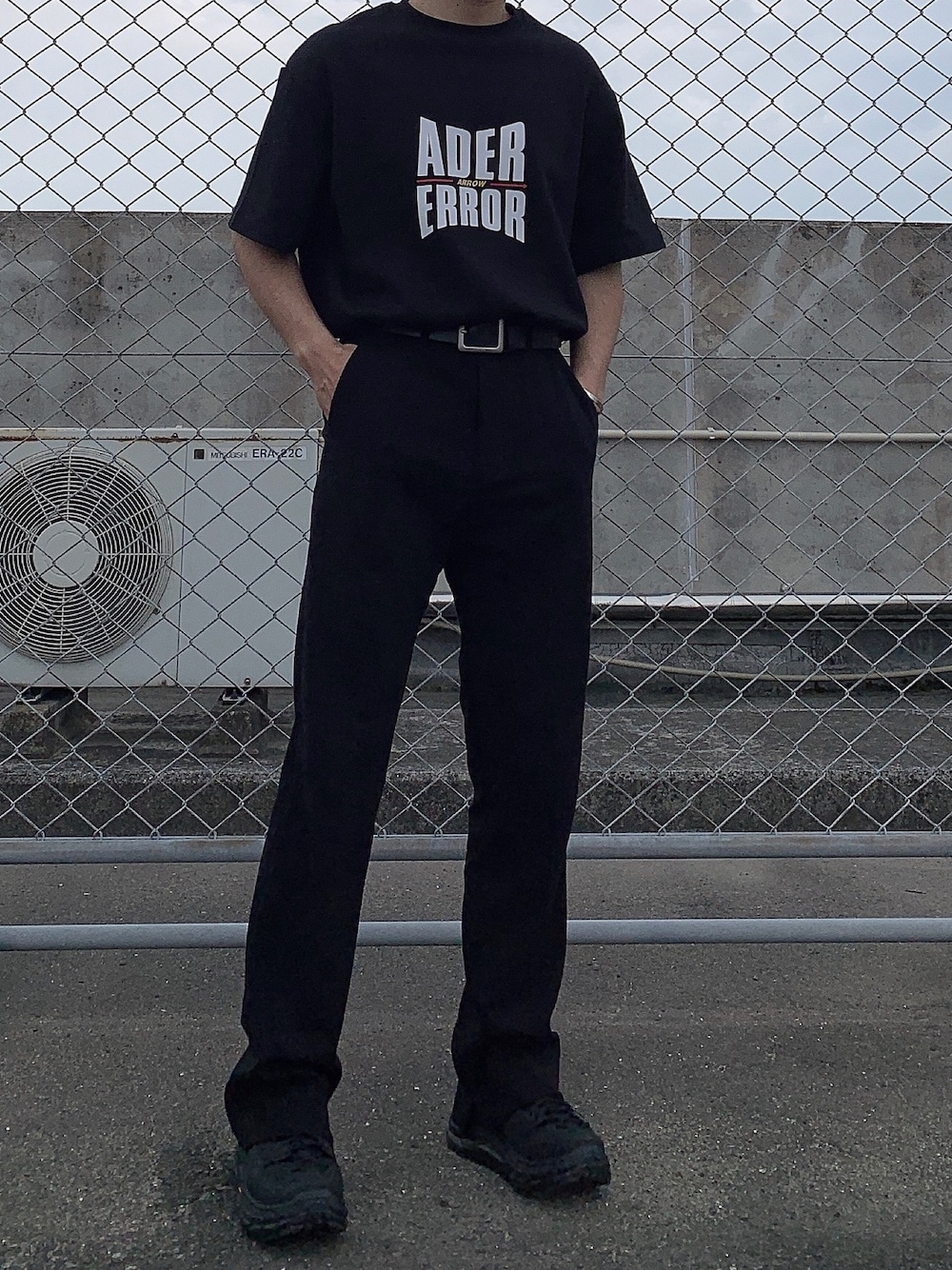 「韓国ファッション、韓国ブランド、ブラックコーデ」｜「ADER errorのアイテム（Tシャツ/カットソー、ブラック系）」を使った、yygさん（メンズ・167cm）の夏コーディネートの1枚目の写真