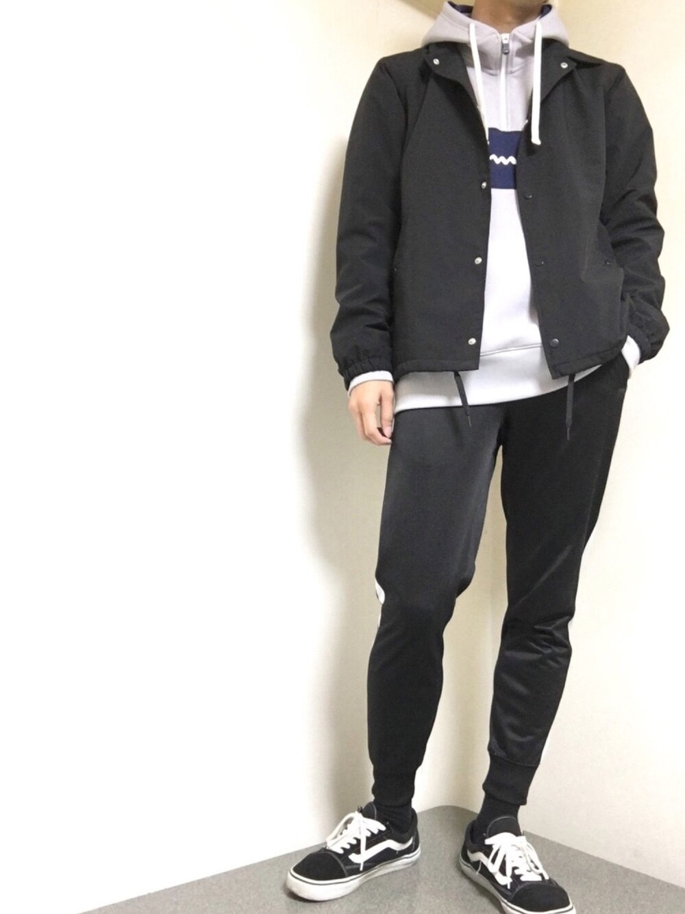 ブラック系のナイロンジャケット、グレー系のパーカー、その他のその他パンツを着用したメンズの秋コーディネートの1枚目の写真