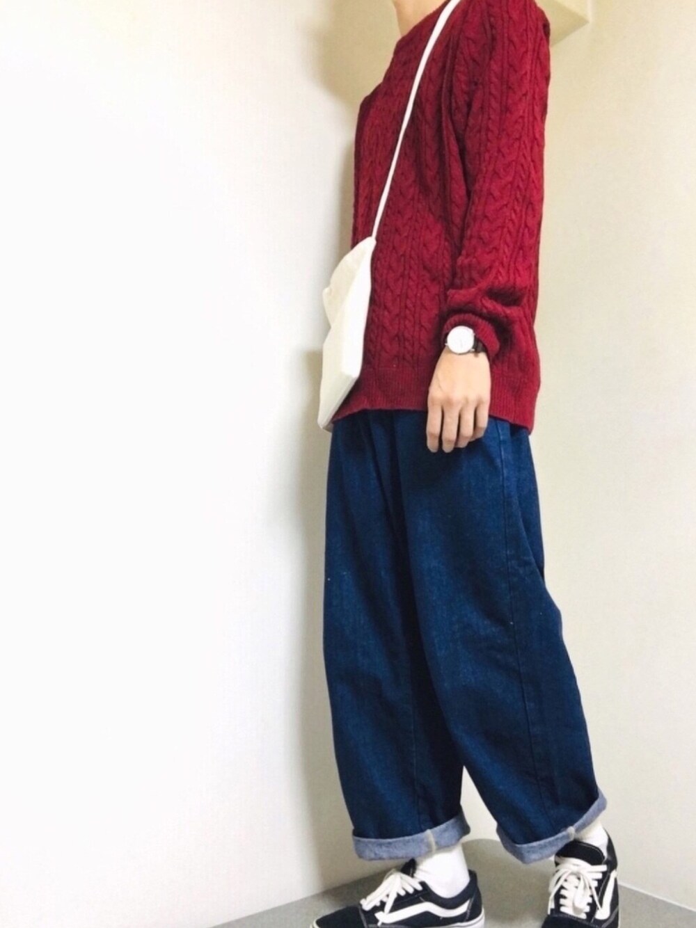 ホワイト系のショルダーバッグ、ブラック系のスニーカー、グリーン系のその他を着用したメンズの秋コーディネートの1枚目の写真