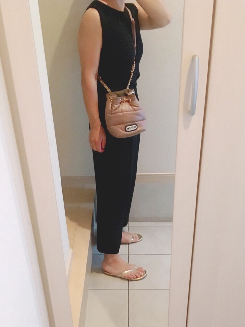 「スポーツミックス、ビーチサンダル、ノースリーブ、大人カジュアル、シンプル、ootd」｜「GAPのアイテム（ビーチサンダル、ゴールド系）」を使った、りまりまさん（レディース・155cm）の夏コーディネートの1枚目の写真