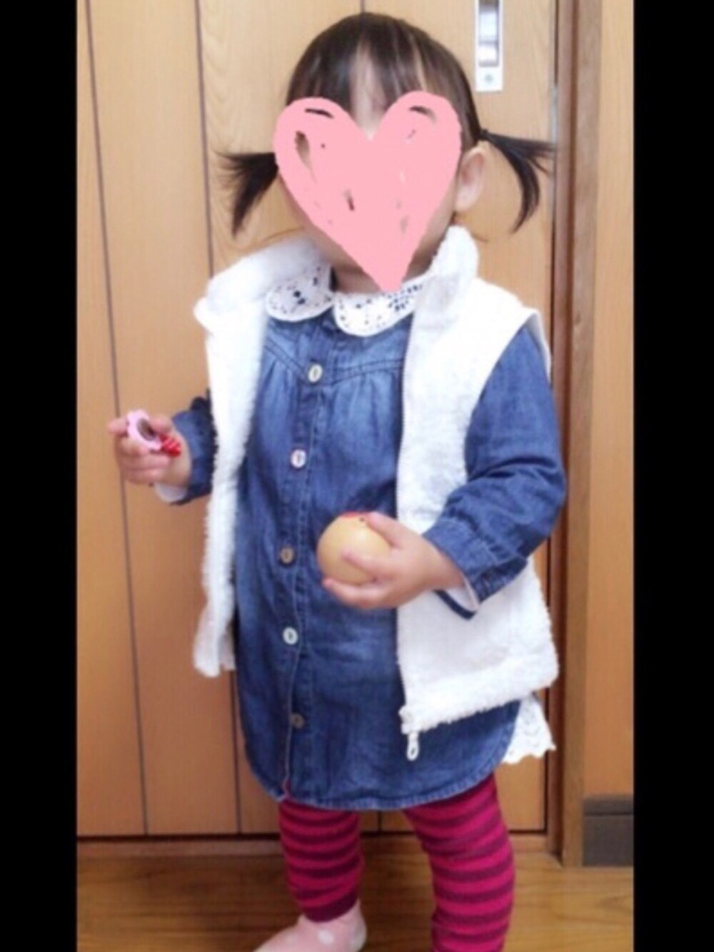 「おんなのこ、1歳、記録用、連投すみません、しまむら、デニムワンピース、シャツワンピ、UNIQLO」｜「UNIQLOのアイテム（ベスト、ホワイト系）」を使った、minaton☺︎Kidsさん（キッズ・80cm）の秋コーディネートの1枚目の写真