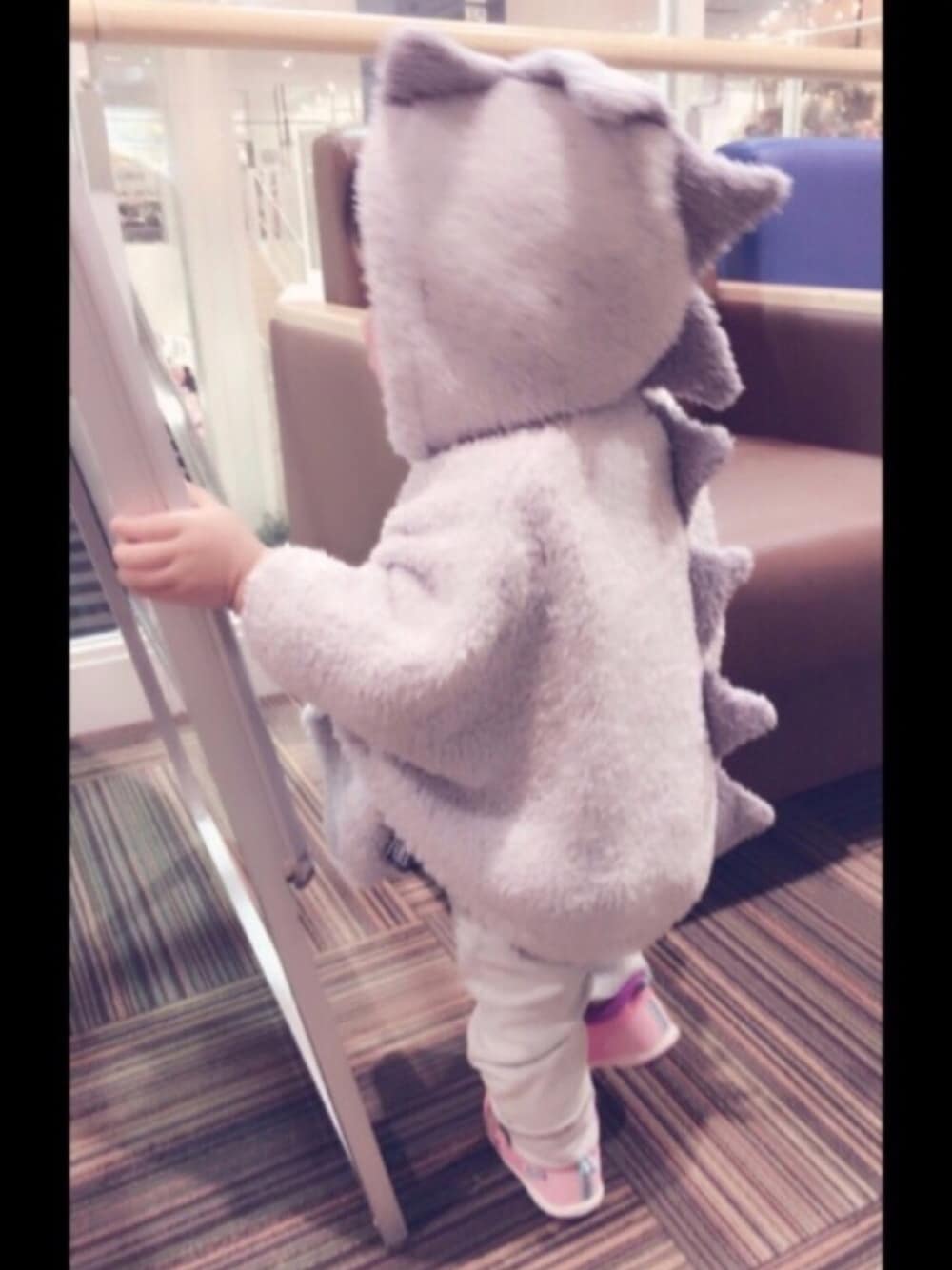 「おんなのこ、1歳、記録用、連投すみません、ジェラート　ピケ(gelato pique)、恐竜、ギャップベビー」｜「gelato piqueのアイテム（ポンチョ、グレー系）」を使った、minaton☺︎Kidsさん（キッズ・80cm）の秋コーディネートの1枚目の写真