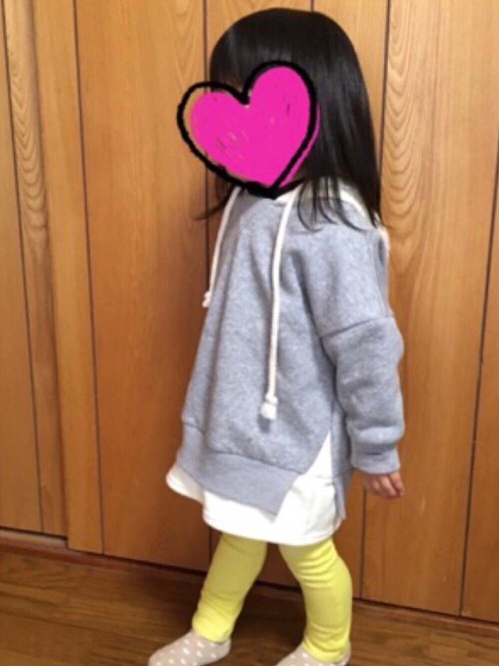 「おんなのこ、2歳、記録用、連投すみません、韓国子供服、パーカー」｜「韓国子供服Beeのアイテム（パーカー、グレー系）」を使った、minaton☺︎Kidsさん（キッズ・90cm）の秋コーディネートの1枚目の写真