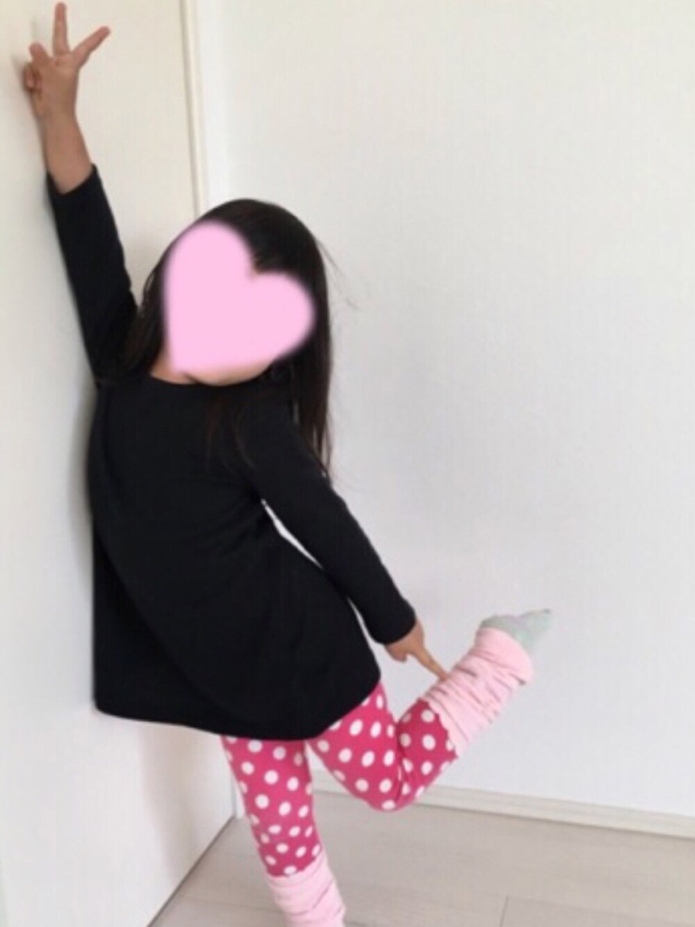 「おんなのこ、3歳、記録用、連投すみません、韓国子供服、無地ワンピース、ワンピース、UNIQLO」｜「韓国子供服Beeのアイテム（ワンピース、ブラック系）」を使った、minaton☺︎Kidsさん（キッズ・100cm）の秋コーディネートの1枚目の写真