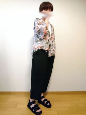 「フラワープリント」｜「アイテム（スラックス）」を使った、マカさん（レディース・158cm）の夏コーディネート