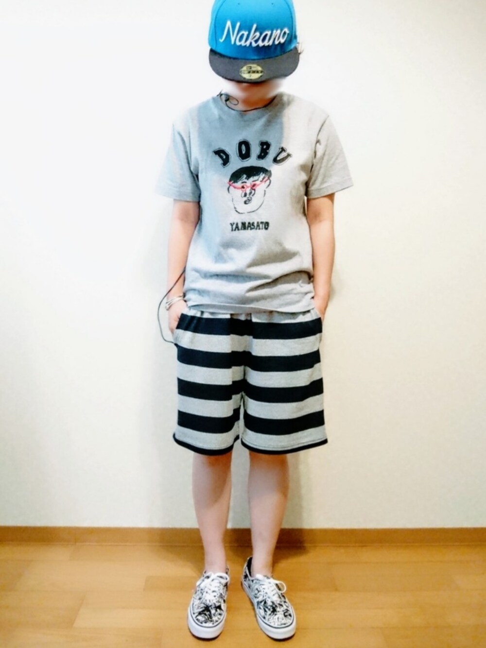 グレー系のTシャツ/カットソー、グレー系のその他パンツ、ホワイト系のスニーカーを着用したレディースの夏コーディネートの1枚目の写真